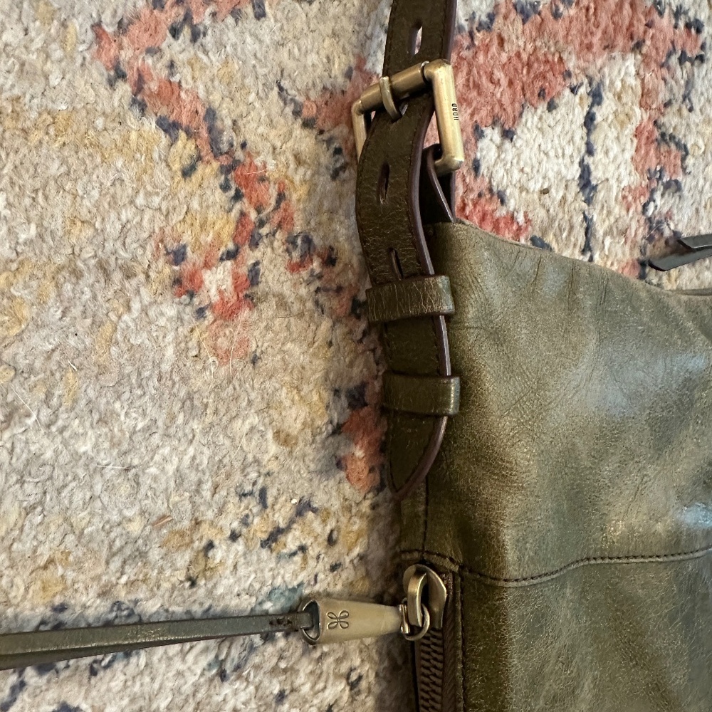 Hobo "Serra" leather shoulder bag in distressed Olive green w/inside pockets - Picture 4 of 16